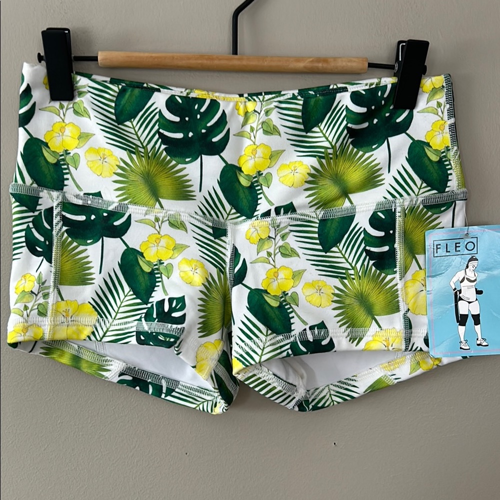 NWT FLEO Women's Tropical Jungle Leaf Print‎ Shorts - Green and Yellow Sz XS